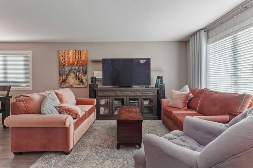 377 Moonlight Way West, Lethbridge, AB - Indoor Photo Showing Living Room