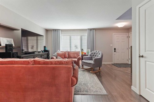 377 Moonlight Way West, Lethbridge, AB - Indoor Photo Showing Living Room