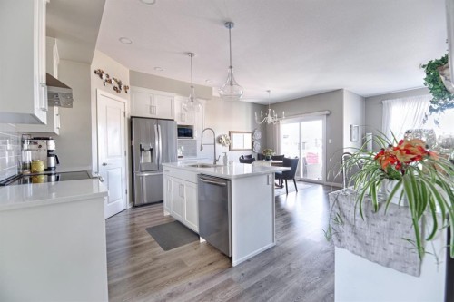 1000 Atlantic Lookout West, Lethbridge, AB - Indoor Photo Showing Kitchen With Upgraded Kitchen