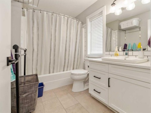 22 Prairie Sunset Ave, Taber, AB - Indoor Photo Showing Bathroom