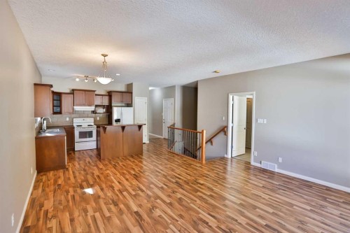 15-150 Fairmont Road South, Lethbridge, AB - Indoor Photo Showing Kitchen
