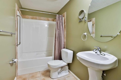 15-150 Fairmont Road South, Lethbridge, AB - Indoor Photo Showing Bathroom