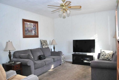 246 N 100 E, Raymond, AB - Indoor Photo Showing Living Room
