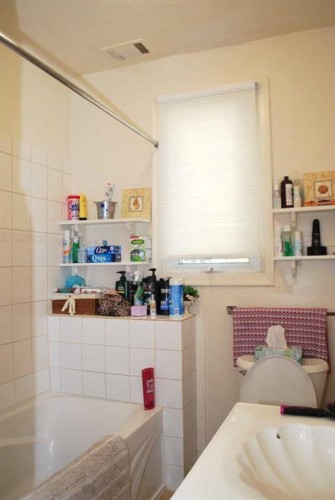 246 N 100 E, Raymond, AB - Indoor Photo Showing Bathroom