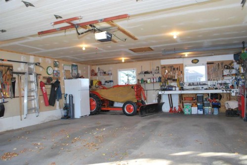 246 N 100 E, Raymond, AB - Indoor Photo Showing Garage