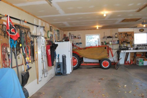 246 N 100 E, Raymond, AB - Indoor Photo Showing Garage