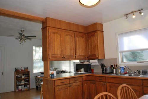 246 N 100 E, Raymond, AB - Indoor Photo Showing Kitchen With Double Sink