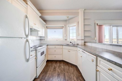 103-6 Skyline Crescent, Claresholm, AB - Indoor Photo Showing Kitchen