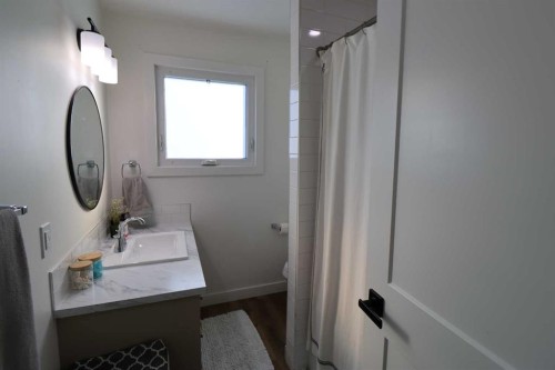 5707 50 St, Taber, AB - Indoor Photo Showing Bathroom