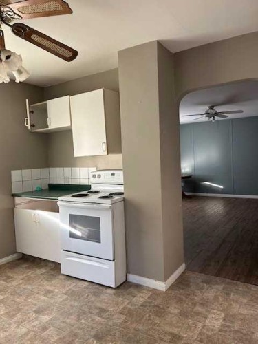 4817 51 Avenue, Taber, AB - Indoor Photo Showing Kitchen