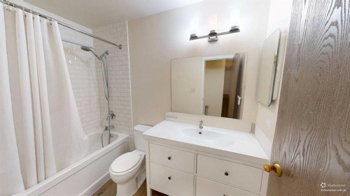 304-401 Columbia Boulevard West, Lethbridge, AB - Indoor Photo Showing Bathroom