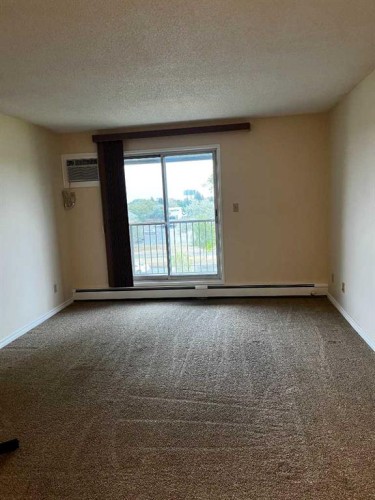 304-401 Columbia Boulevard West, Lethbridge, AB - Indoor Photo Showing Other Room