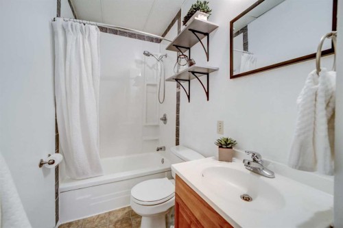 433 17 Street, Fort Macleod, AB - Indoor Photo Showing Bathroom