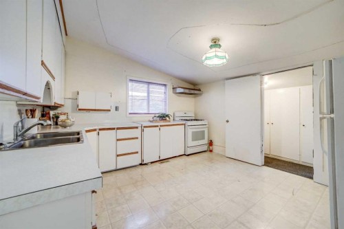 433 17 Street, Fort Macleod, AB - Indoor Photo Showing Kitchen With Double Sink