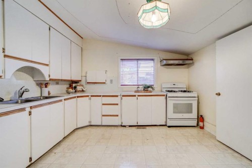 433 17 Street, Fort Macleod, AB - Indoor Photo Showing Kitchen With Double Sink