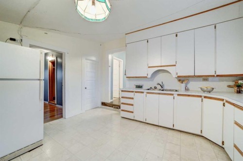 433 17 Street, Fort Macleod, AB - Indoor Photo Showing Kitchen With Double Sink