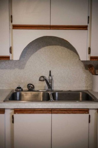 433 17 Street, Fort Macleod, AB - Indoor Photo Showing Kitchen With Double Sink