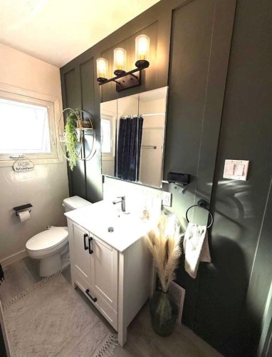 25021 Rge Rd 254, Cardston, AB - Indoor Photo Showing Bathroom