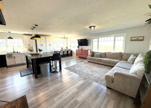 25021 Rge Rd 254, Cardston, AB - Indoor Photo Showing Living Room