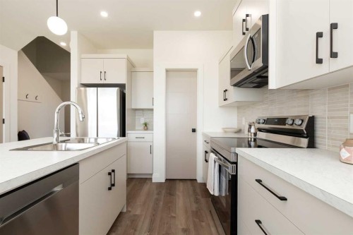 306 S 50 W, Raymond, AB - Indoor Photo Showing Kitchen With Double Sink With Upgraded Kitchen