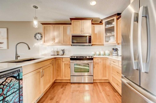 2806 35 Avenue South, Lethbridge, AB - Indoor Photo Showing Kitchen With Upgraded Kitchen