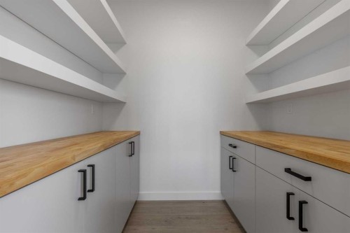 277 E 1 Avenue North, Magrath, AB - Indoor With Storage