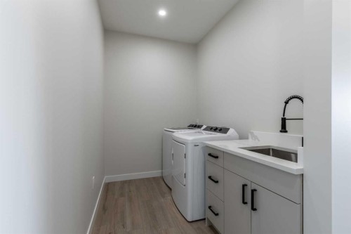 277 E 1 Avenue North, Magrath, AB - Indoor Photo Showing Laundry Room