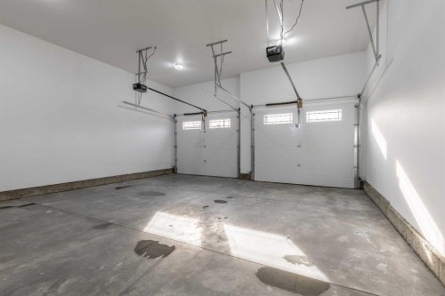 277 E 1 Avenue North, Magrath, AB - Indoor Photo Showing Garage