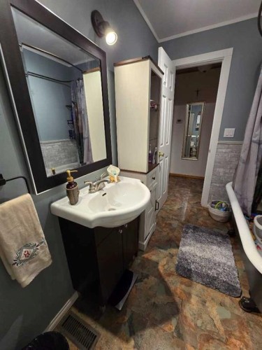 7404 Rge Rd 3-0, Rural Pincher Creek No. 9, M.D. Of, AB - Indoor Photo Showing Bathroom