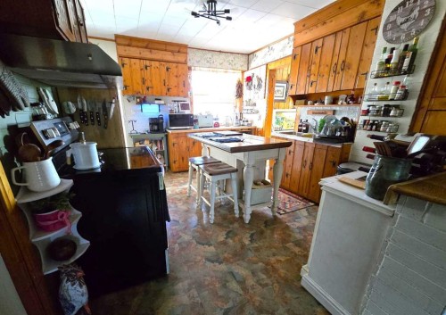 7404 Rge Rd 3-0, Rural Pincher Creek No. 9, M.D. Of, AB - Indoor Photo Showing Kitchen