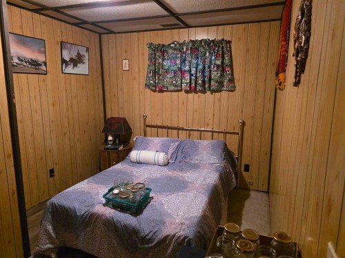 275083 Twp Rd 41, Hill Spring, AB - Indoor Photo Showing Bedroom