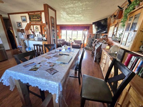 275083 Twp Rd 41, Hill Spring, AB - Indoor Photo Showing Dining Room