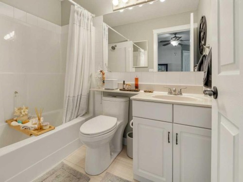 425 Fairmont Boulevard South, Lethbridge, AB - Indoor Photo Showing Bathroom