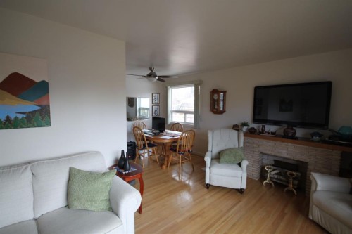 1023 29A Street South, Lethbridge, AB - Indoor Photo Showing Living Room
