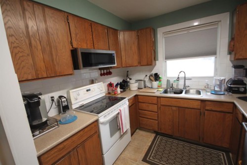 1023 29A Street South, Lethbridge, AB - Indoor Photo Showing Kitchen With Double Sink