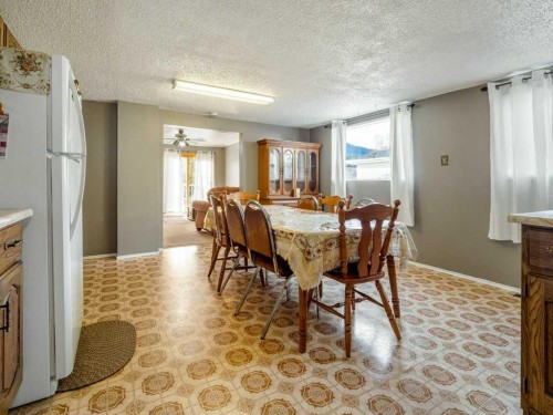 8109 16 Avenue, Coleman, AB - Indoor Photo Showing Dining Room