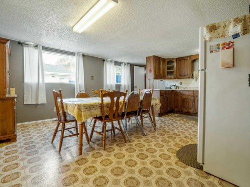 8109 16 Avenue, Coleman, AB - Indoor Photo Showing Dining Room