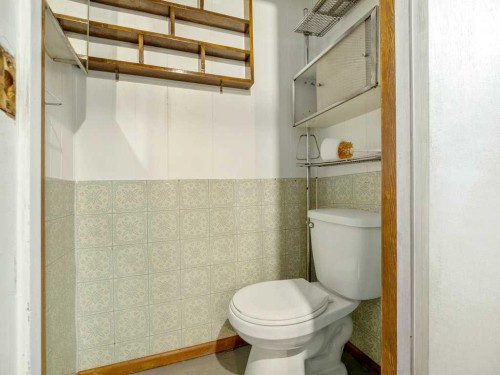 8109 16 Avenue, Coleman, AB - Indoor Photo Showing Bathroom