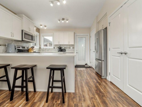 359 Caledonia Boulevard West, Lethbridge, AB - Indoor Photo Showing Kitchen