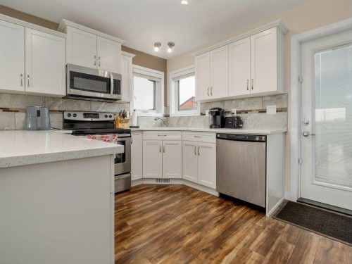 359 Caledonia Boulevard West, Lethbridge, AB - Indoor Photo Showing Kitchen
