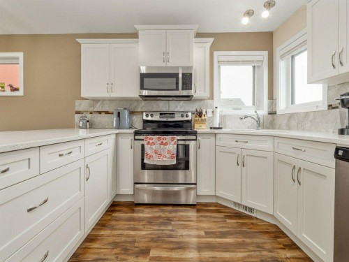 359 Caledonia Boulevard West, Lethbridge, AB - Indoor Photo Showing Kitchen