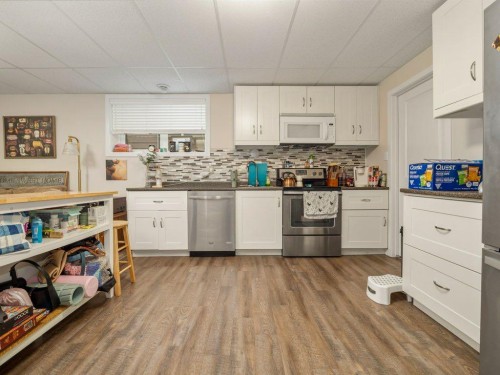 359 Caledonia Boulevard West, Lethbridge, AB - Indoor Photo Showing Kitchen With Upgraded Kitchen