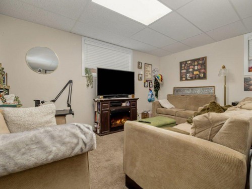 359 Caledonia Boulevard West, Lethbridge, AB - Indoor Photo Showing Living Room