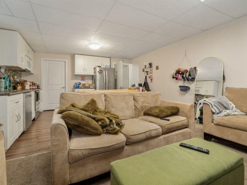 359 Caledonia Boulevard West, Lethbridge, AB - Indoor Photo Showing Living Room