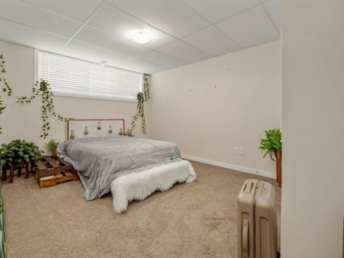 359 Caledonia Boulevard West, Lethbridge, AB - Indoor Photo Showing Bedroom