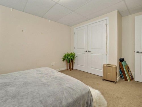 359 Caledonia Boulevard West, Lethbridge, AB - Indoor Photo Showing Bedroom