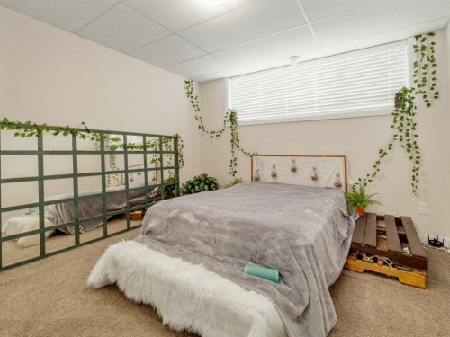 359 Caledonia Boulevard West, Lethbridge, AB - Indoor Photo Showing Bedroom