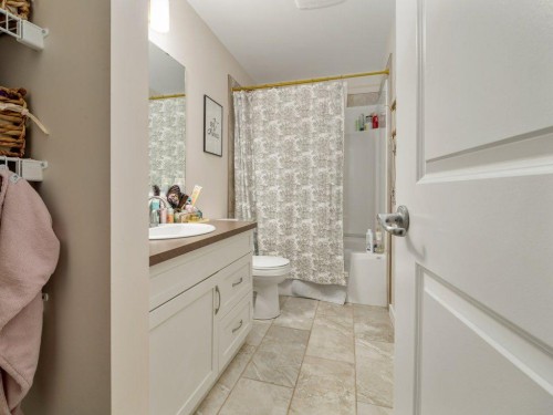 359 Caledonia Boulevard West, Lethbridge, AB - Indoor Photo Showing Bathroom
