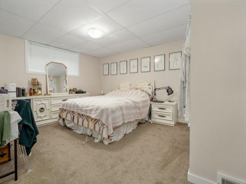 359 Caledonia Boulevard West, Lethbridge, AB - Indoor Photo Showing Bedroom