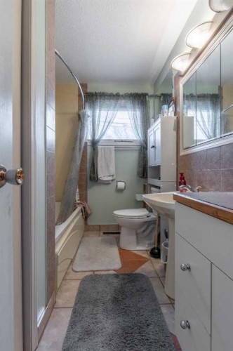 1919 19 Avenue South, Lethbridge, AB - Indoor Photo Showing Bathroom